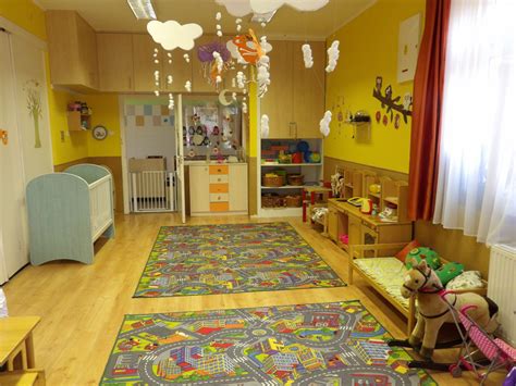 Bölcsődei csoportszoba játékokkal