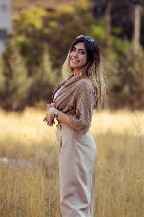 Nő várandósan elegáns ruhában