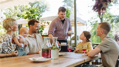 Illusztráció a gyomorégésről és enyhítő ételekről