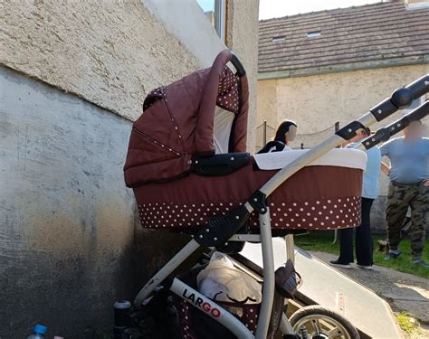 Anya babával hordozókendőben