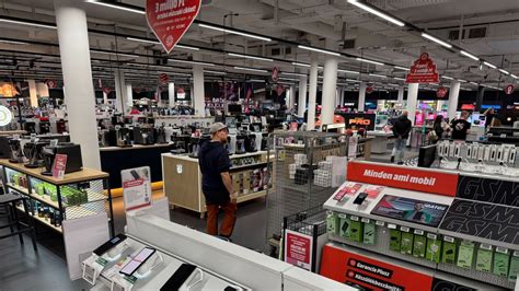 A Media Markt és Saturn áruházak belső elrendezése és kínálata.
