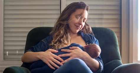 anya és babája szoptatás közben