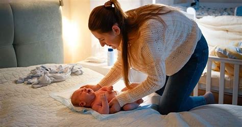 Baba popsijának tisztítása pelenkacsere előtt