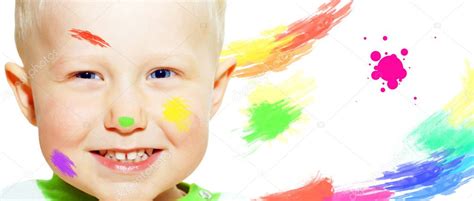 fiatal fiú mosolyog, miközben egy rajzot készít