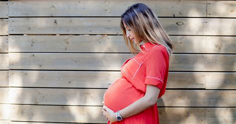 Nő hasa terhesség alatt