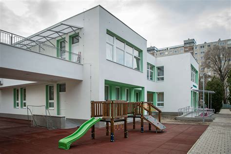 gyermekek játszanak egy felújított bölcsőde udvarán