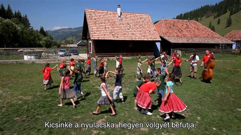 gyermekek régi népi játékokat játszanak