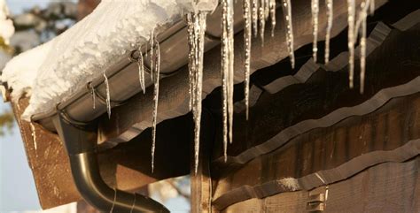 Különböző típusú ereszcsatorna védőhálók és rácsok