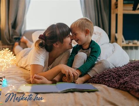 Szülő mesél gyermekének