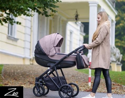 gyerekek babakocsit tologatnak