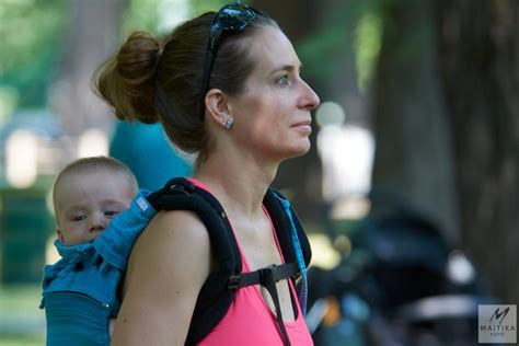 anya altatja a babát a babakocsiban