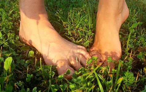 Gyermek mezítláb a fűben