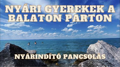 gyerekek fürdőruhában a parton