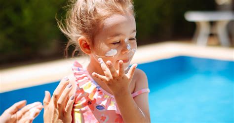 gyerek naptejjel kenve