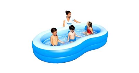 gyerek pancsol a medencében