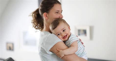 Anya és baba szoptatás után pihen