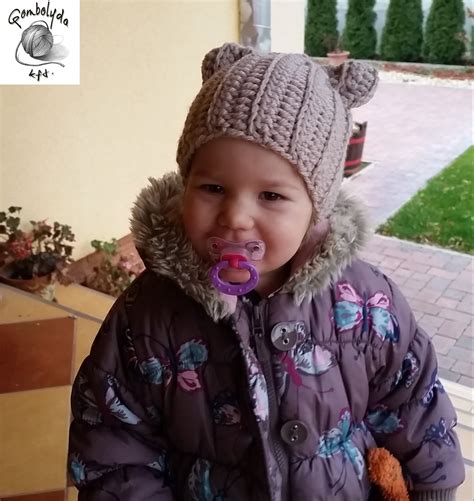 horgolt sapka fülekkel