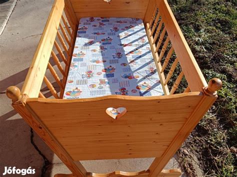 Infografika a kiságy és bölcső összehasonlításáról