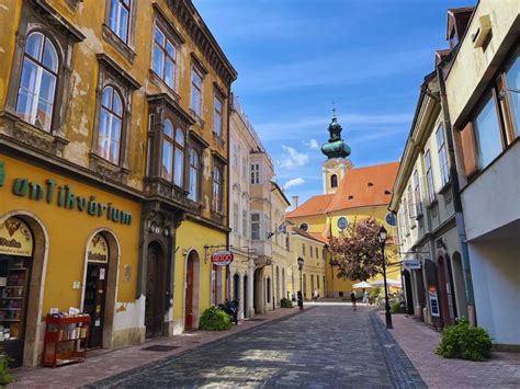 Járdaszél utcakép