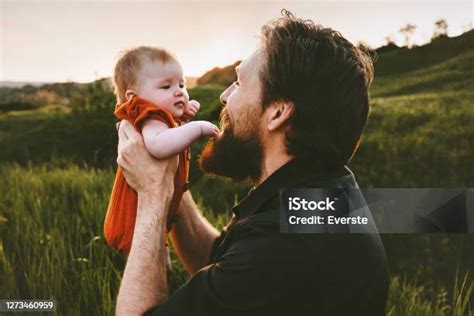 Apa és csecsemő együtt