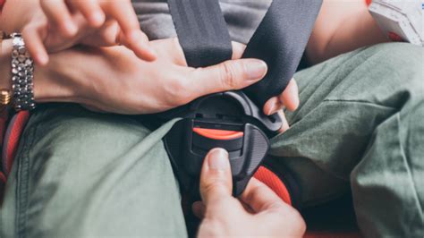 Gyermekek autósülésben, biztonsági szabványok ikonjai