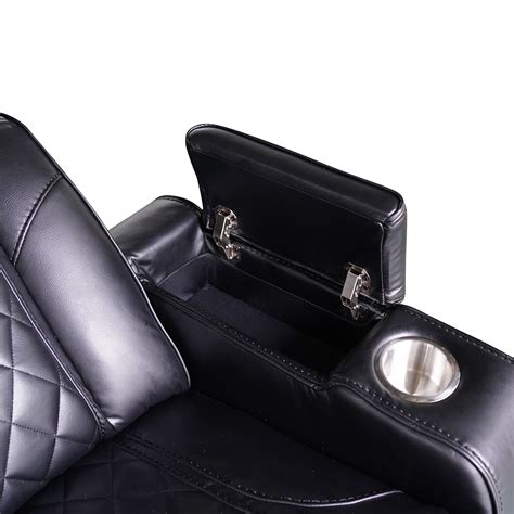 Gyermek autósülésben, pohártartóval