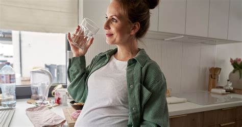 nő iszik vizet terhesség alatt