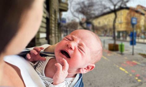 pár szoptat újszülöttet