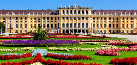 A Schönbrunni kastély parkja a Gloriette-tel