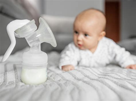 Egy édesanya mellszívóval fej