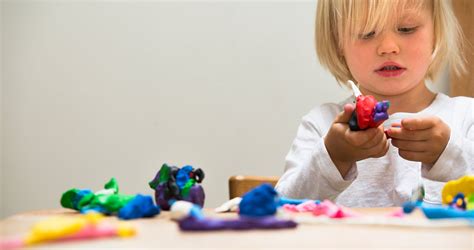 Gyermekek gyurmázás közben