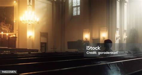 Lelkipásztor imádkozik a templomban