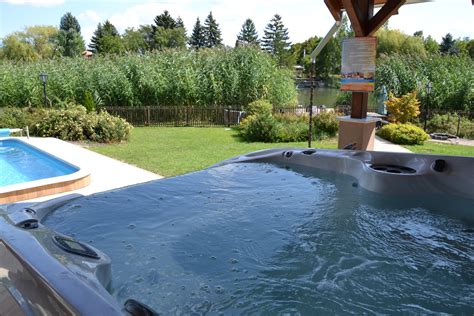 Szálloda medencéje jacuzzival