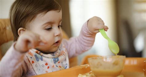 Baba, aki önállóan eszik