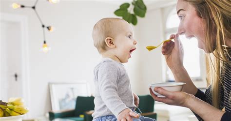 Anya eteti a babát bébiételből