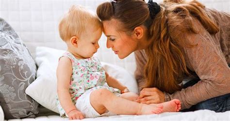 Baba szopizik az anyamellén