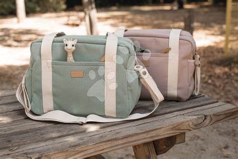 Stílusos pelenkázó táska babakocsira akasztva