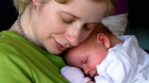 Anyuka szoptatja csecsemőjét